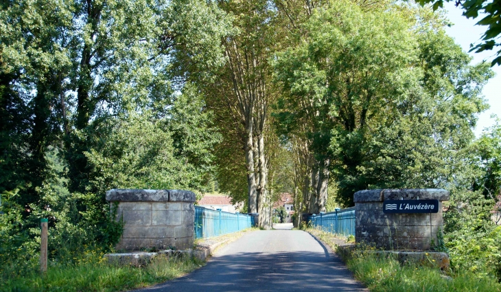 Le pont sur l'Auvézère, vers le village. - Saint-Pantaly-d'Ans