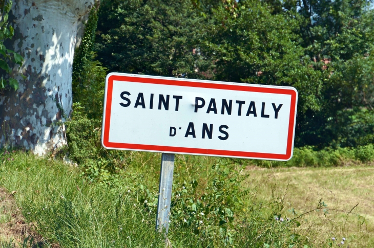 Autrefois : Sanctus Pantalius d'Ans dans un pouillédu XIIIe siècle. - Saint-Pantaly-d'Ans