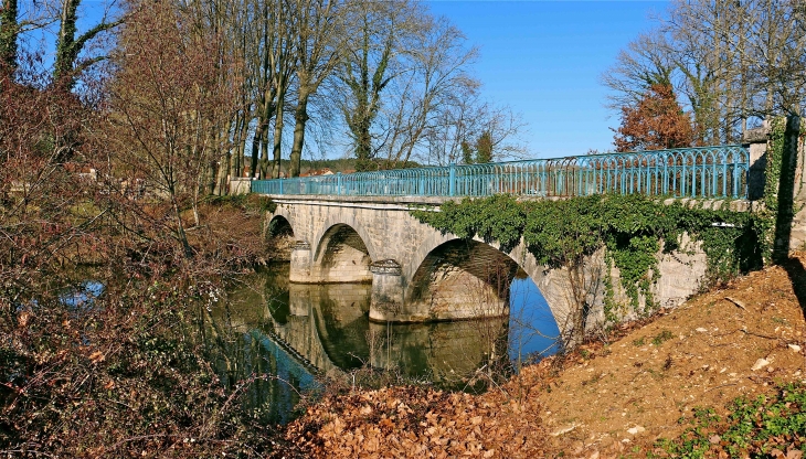 Le pont sur l'Auvézère - Saint-Pantaly-d'Ans