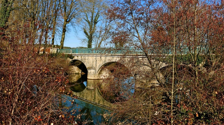 Le pont sur l'Auvézère - Saint-Pantaly-d'Ans