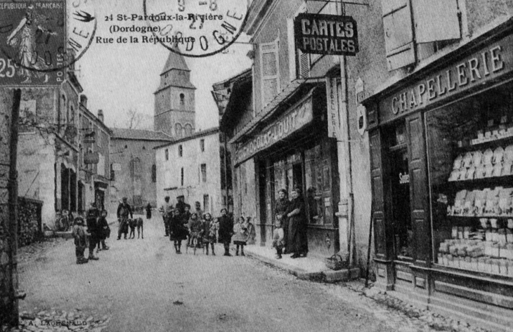 Rue de la République, début XXe siècle (carte postale ancienne). - Saint-Pardoux-la-Rivière