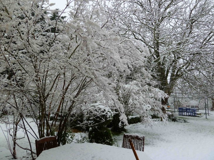 Il Neige à Saint Paul de Serre. Il est 11h30. - Saint-Paul-de-Serre