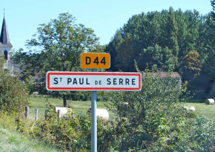 Autrefois : Sanctus Paulus de Sera dans un pouillé du XIIIe siècle. Saint Pol de Sere au XVIe siècle. Ancien repaire noble, avec justice sur la paroisse. - Saint-Paul-de-Serre