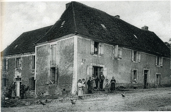 Dans le village, début XXe siècle (carte postale ancienne). - Saint-Paul-la-Roche