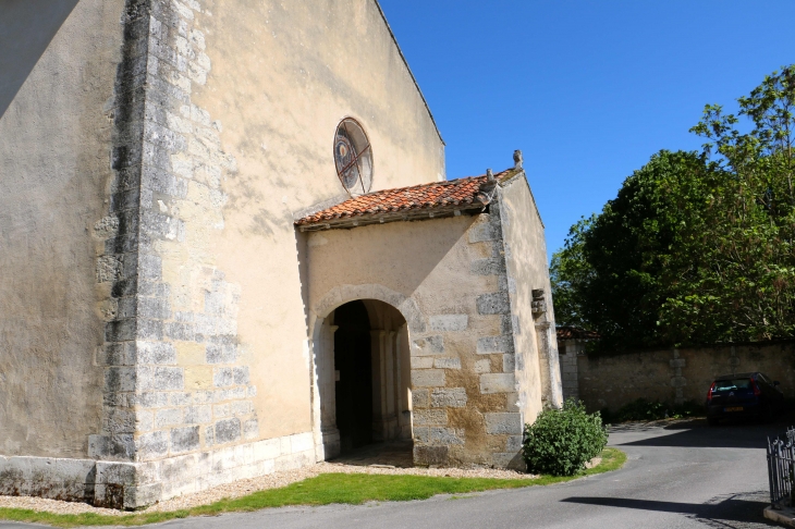 Le porche de l'église Saint Pierre et Saint Paul. - Saint-Paul-Lizonne