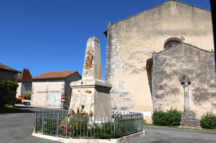 La Place près de l'église. - Saint-Paul-Lizonne