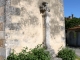 Croix hosannière contre le porche de l'église Saint Pierre et Saint Paul.