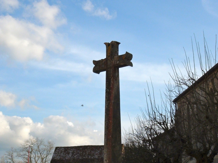 Croix auprès de l'église - Saint-Pierre-d'Eyraud