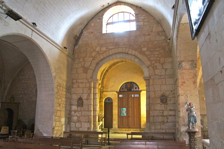 Intérieur de l'église vers le porche. - Saint-Pierre-de-Chignac