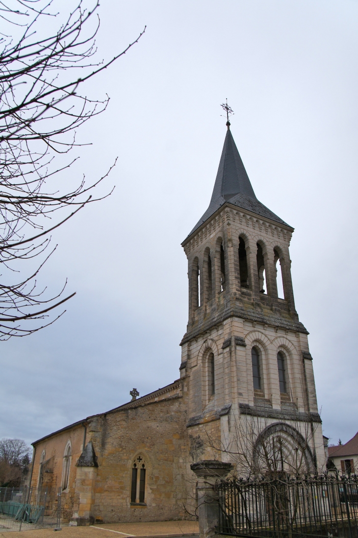 L'église Saint-Pierre-ès-liens, d'origine romane avec un clocher du XIXe siècle. - Saint-Pierre-de-Chignac