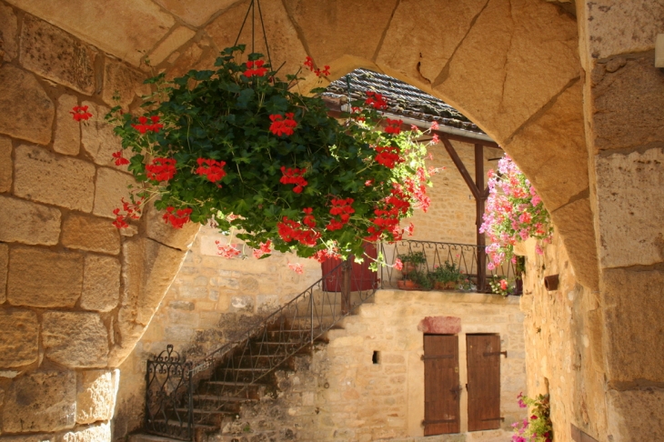 Passage sous l'ancienne porte de ville - Saint-Pompont