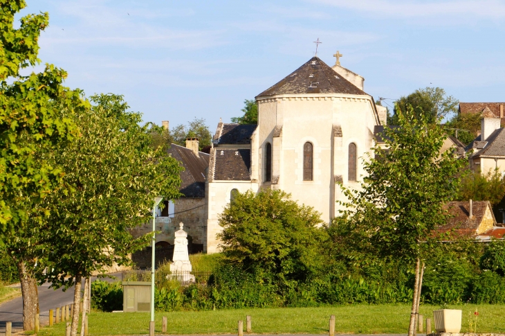 Le-chevet-de-l-eglise-saint-pierre-et-saint-paul - reconstruite au XIXe siècle. - Saint-Rabier