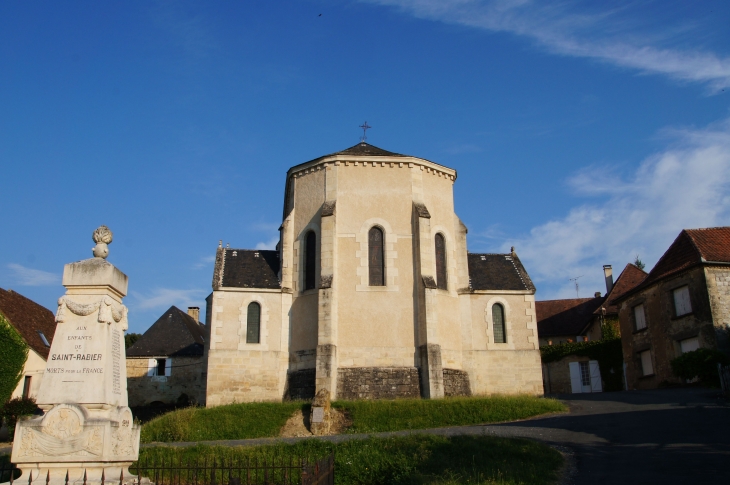 Le chevet de l'église Saint Pierre et Saint Paul et le Monument aux Morts. - Saint-Rabier