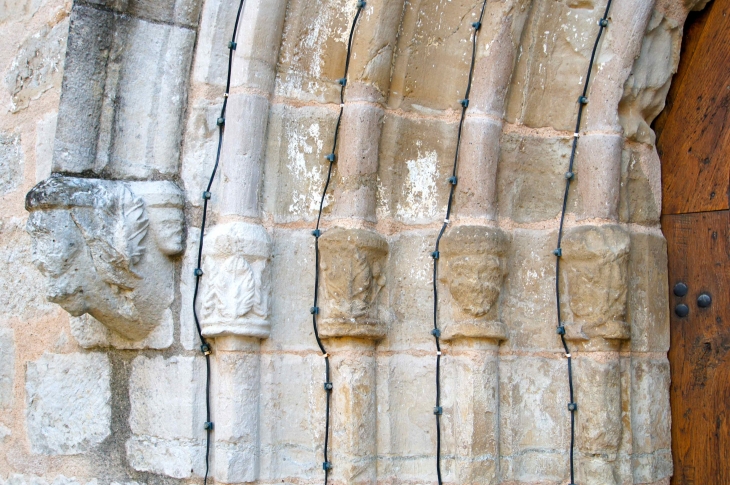 Le chapiteaux du portail de l'église Saint Pierre et Saint Paul. - Saint-Rabier