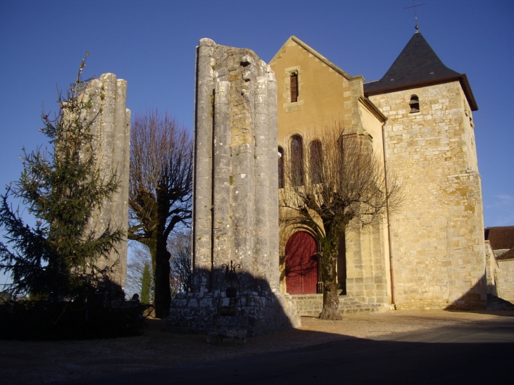 L'église romane 12ème et les piliers de l'ancienne église (IMH). - Saint-Raphaël