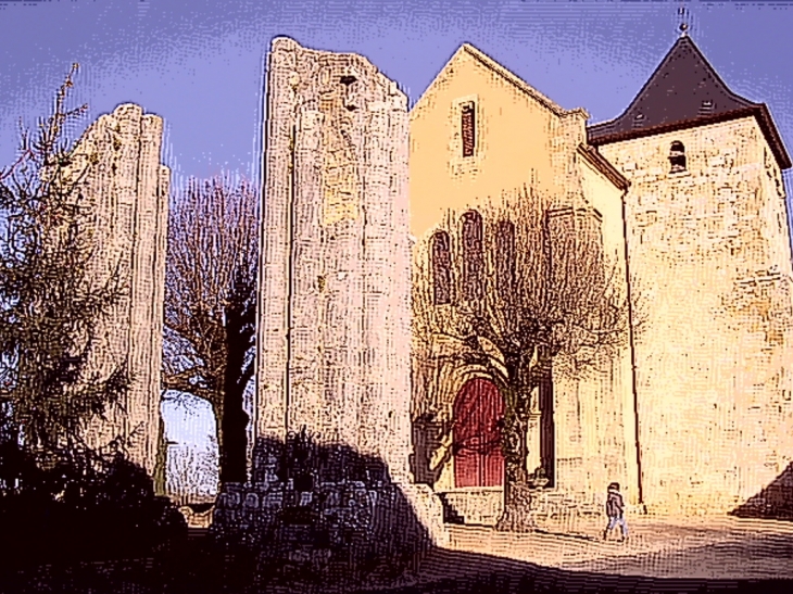 L'église romane 12ème et les piliers de l'ancienne église (IMH). - Saint-Raphaël