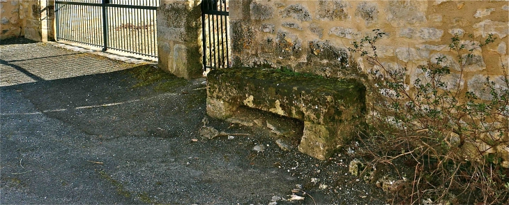 Dans le village, un banc qui ne sert pas souvent - Saint-Raphaël