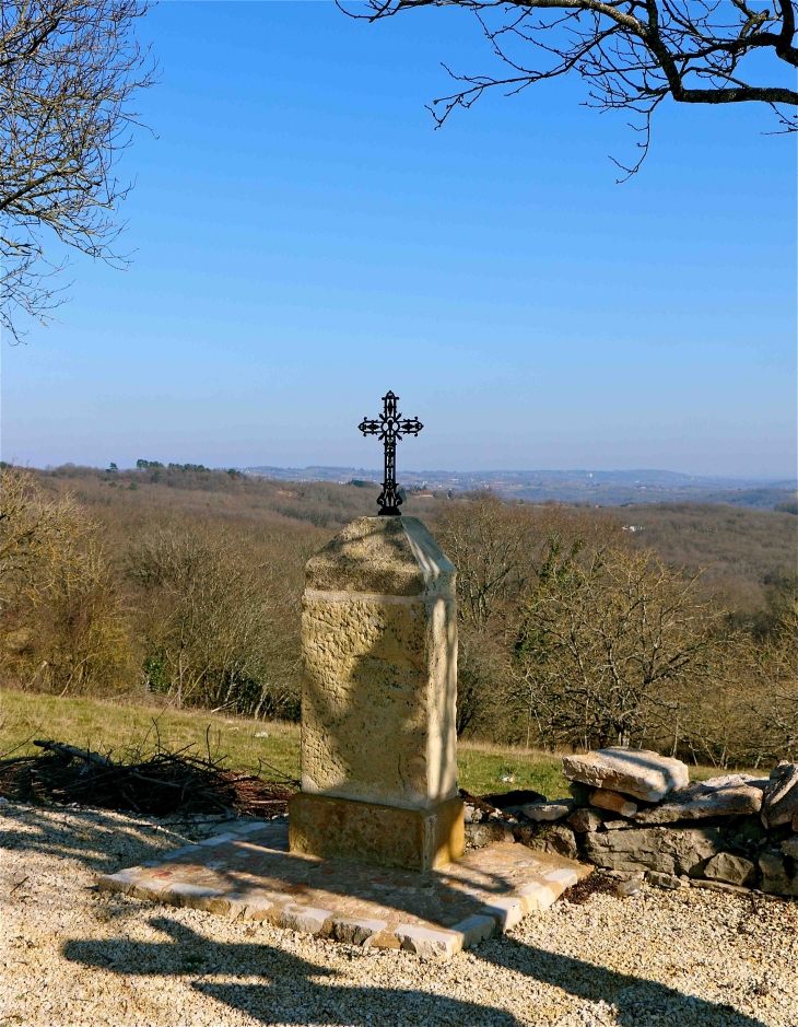 A l'entrée du village....Croix de chemin - Saint-Raphaël