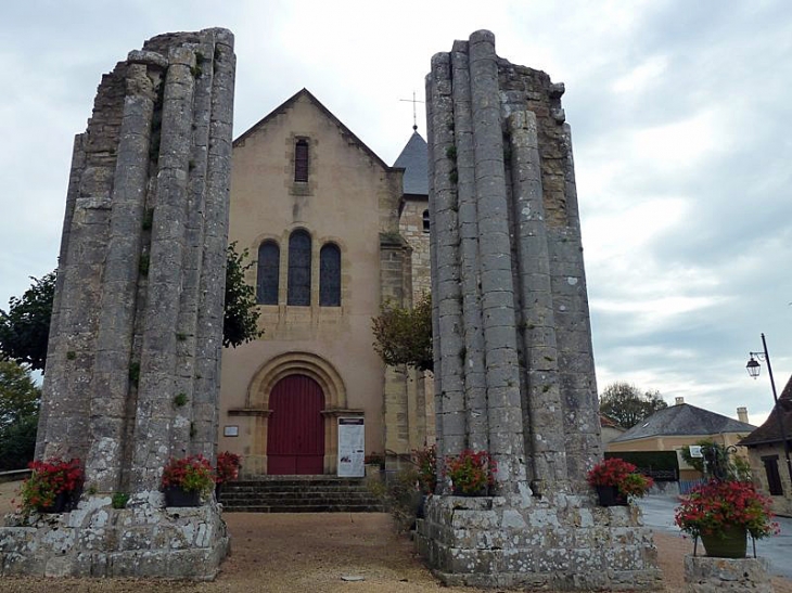 Vestiges de l'ancienne église devant la façade de l'église - Saint-Raphaël