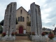 vestiges de l'ancienne église devant la façade de l'église