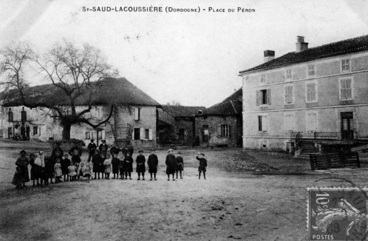 Place du Peron, début XXe siècle (carte postale ancienne). - Saint-Saud-Lacoussière