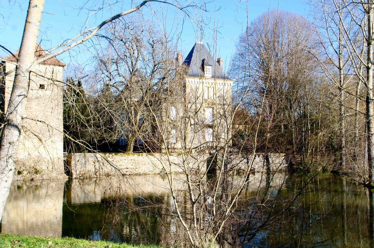 Le château de Robil de la Rivière. - Saint-Sulpice-d'Excideuil