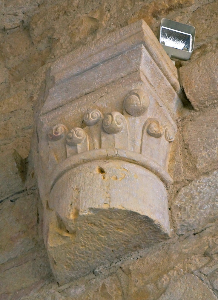 Chapiteau sculpté dans l'église. - Saint-Sulpice-d'Excideuil