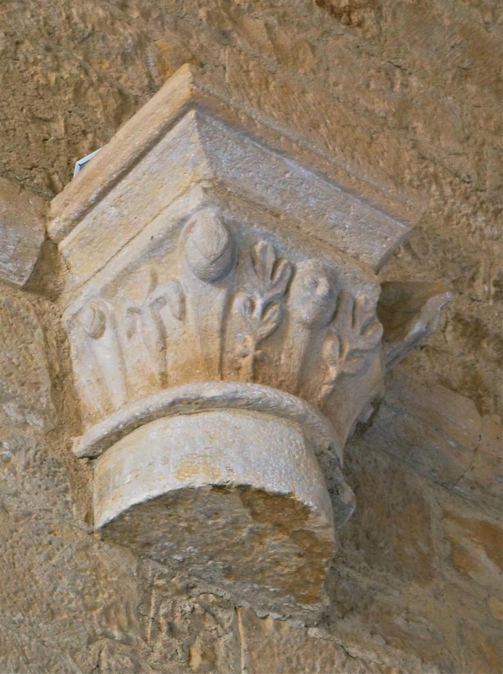 Chapiteau sculpté dans l'église. - Saint-Sulpice-d'Excideuil