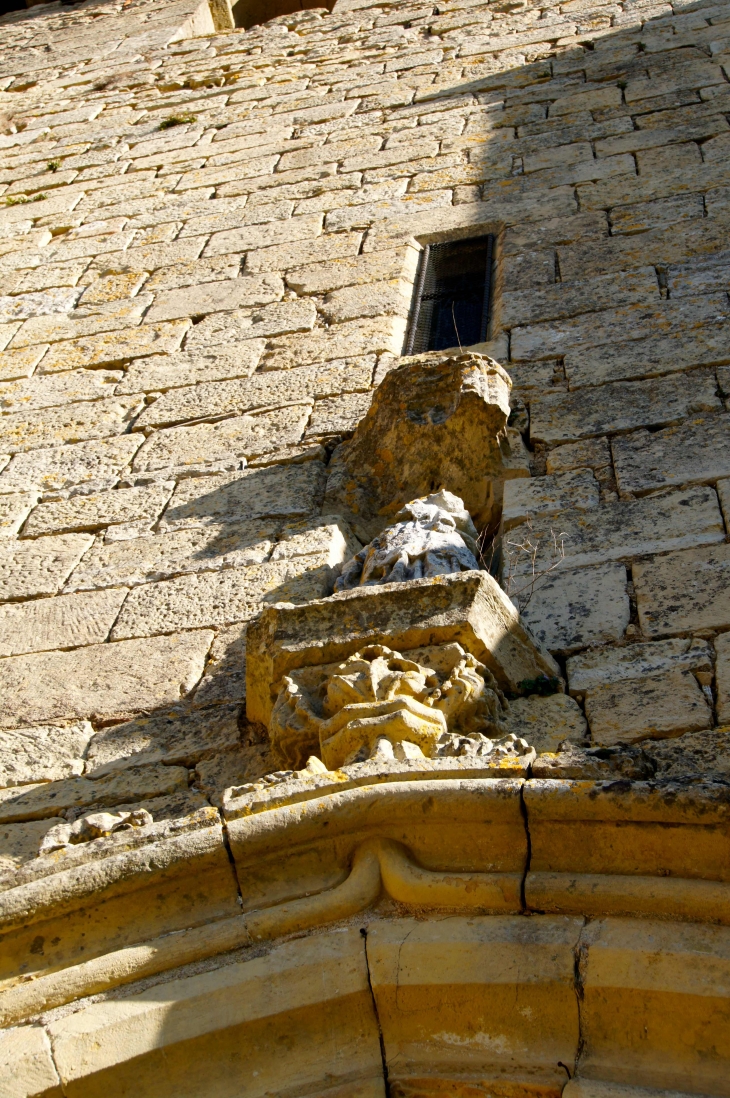 Sculpture au dessus du portail de l'église. - Saint-Sulpice-d'Excideuil