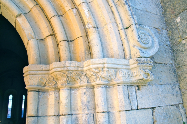 Chapiteaux de droite du portail de l'église. - Saint-Sulpice-d'Excideuil