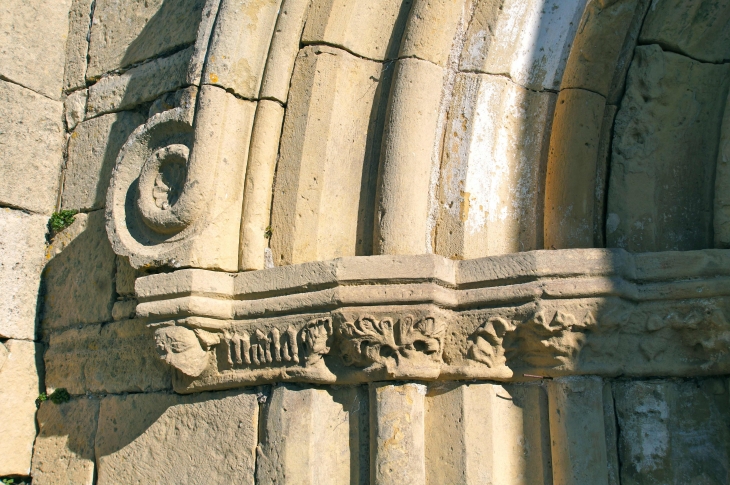 Chapiteaux de gauche du portail de l'église. - Saint-Sulpice-d'Excideuil