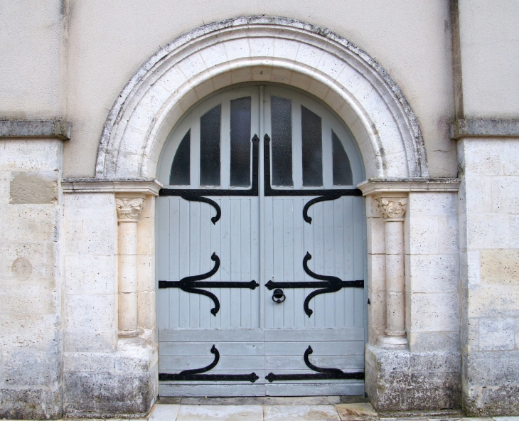 Le portail de l'église Saint-Vincent. - Saint-Vincent-de-Connezac