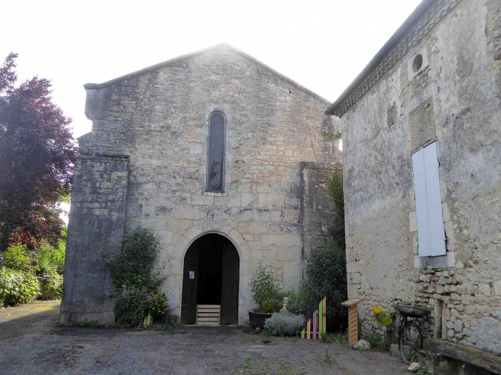 Devant l'église - Saint-Vincent-sur-l'Isle