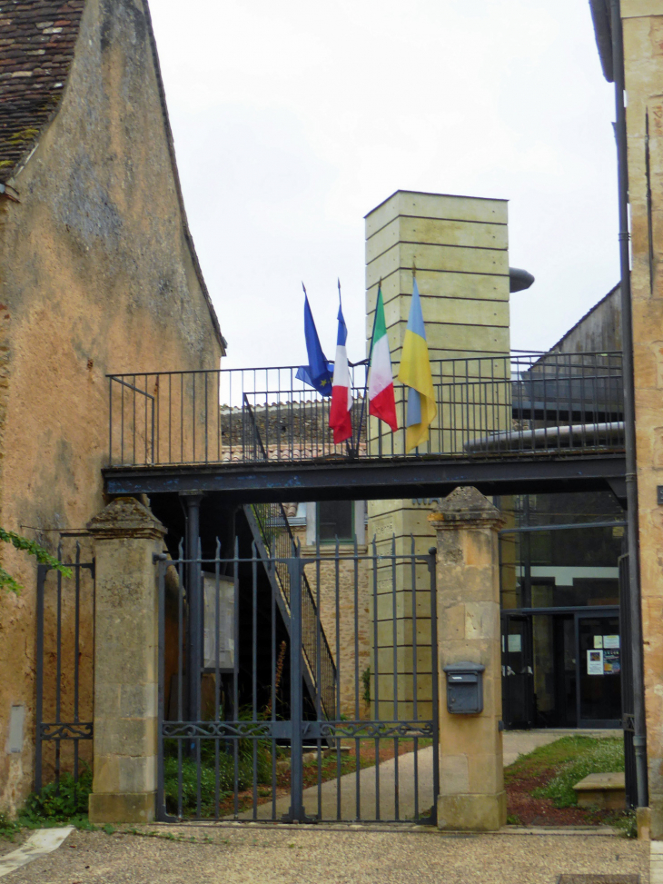 L'entrée de la mairie - Sainte-Alvère