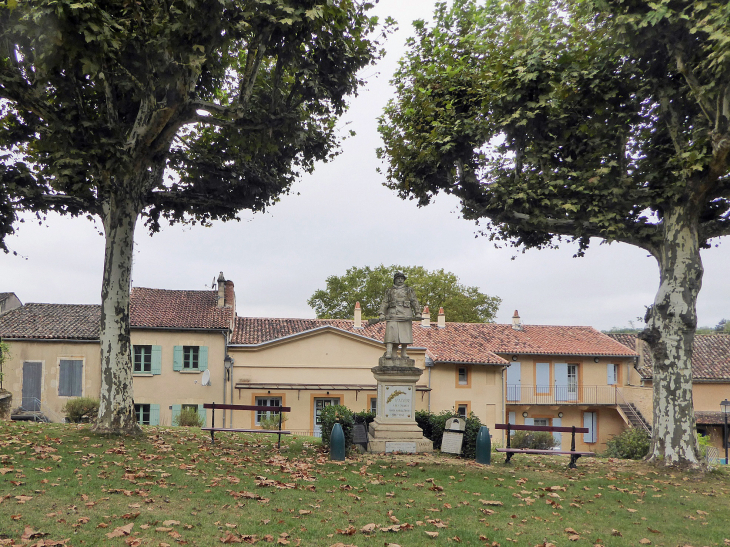 La place du foirail - Sainte-Alvère