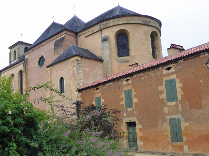 Vers l'église - Sainte-Alvère