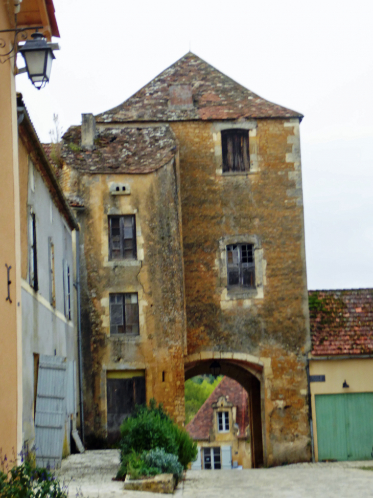 Une entrée dans la ville - Sainte-Alvère