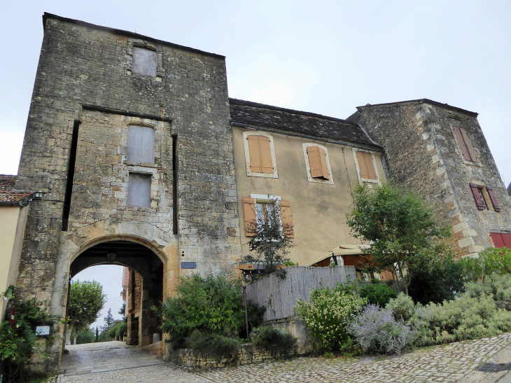 Le châtelet d'entrée et les traces du pont levis - Sainte-Alvère