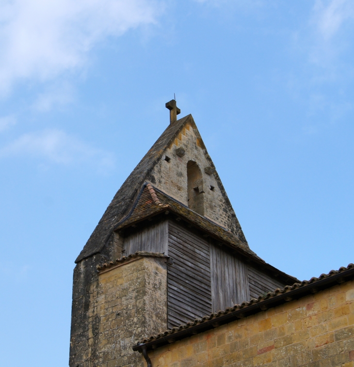 Arrière du clocher-mur de l'église sainte-Croix.