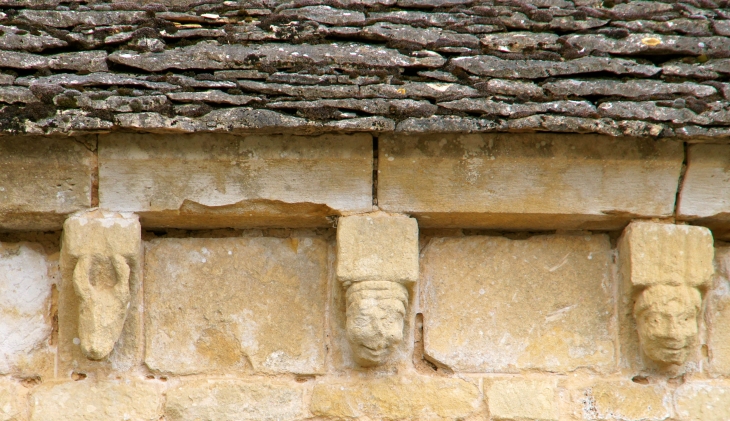 Détails : modillons de l'église Sainte-Croix.