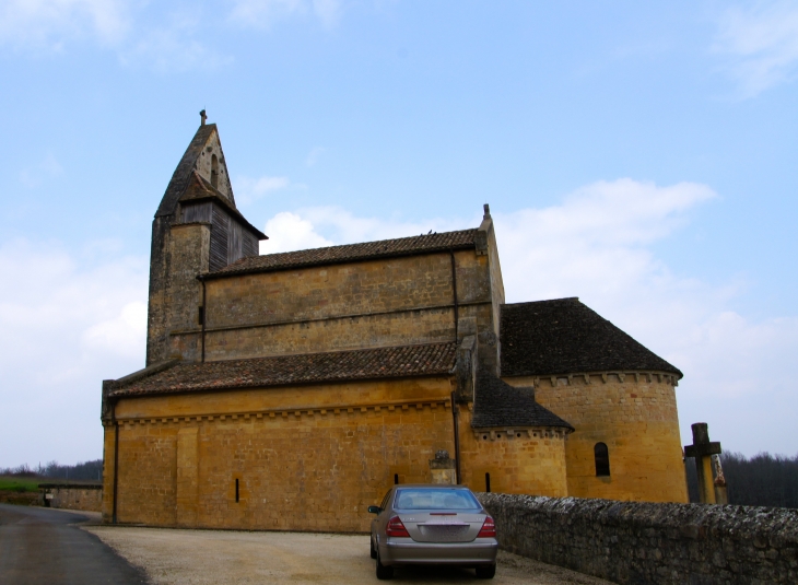 La façade latérale ouest de l'église Sainte-Croix.