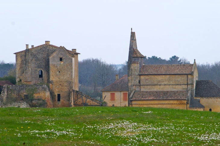 Vue sur la maison du Prieur et de l'église Sainte-Croix.