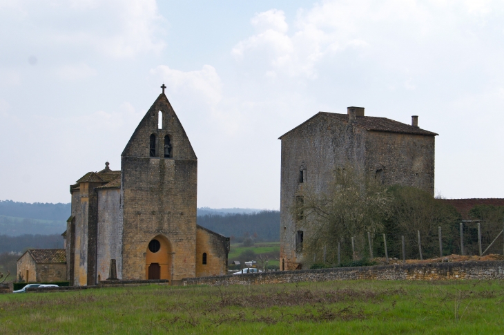 La façade occidentale de l'église Sainte-Croix et la maison du Prieur.