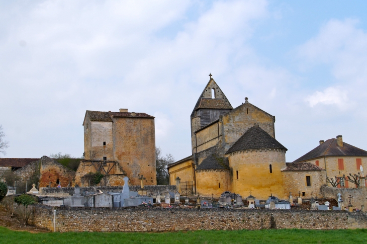 Vue sur la maison du Prieur et le chevet de l'église Sainte-Croix.