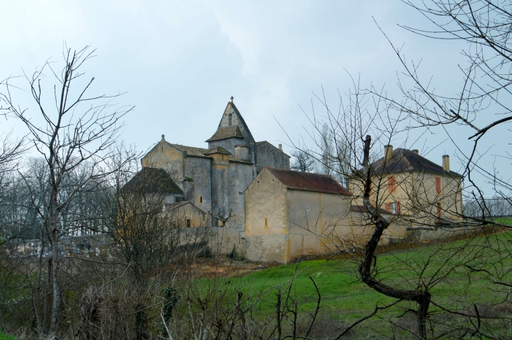 Eglise Sainte-Croix, construite au XIIe siècle, remaniée aux XIXe et XXe siècles.