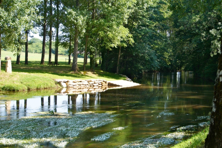 L'Auvézère. - Sainte-Eulalie-d'Ans