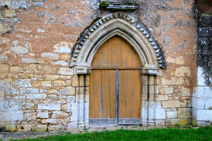 Le petit portail de l'église Notre-Dame de l'Assomption. - Sainte-Marie-de-Chignac