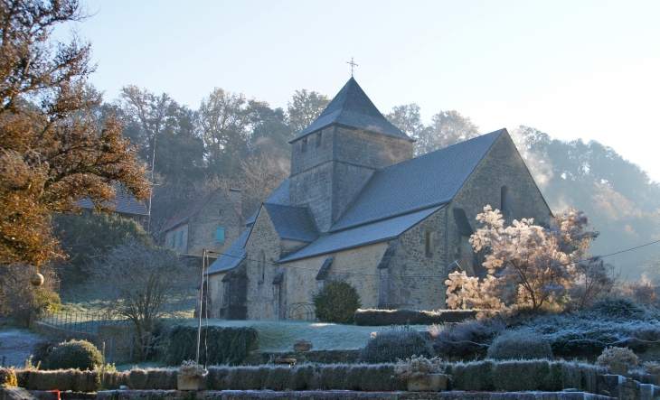 Eglise Sainte-Mondane qui mêle architectures romane et gothique.