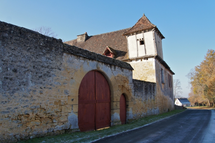 Pres-du chateau-de-fenelon - Sainte-Mondane