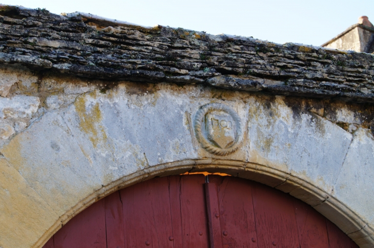 Linteau sculpté. - Sainte-Mondane